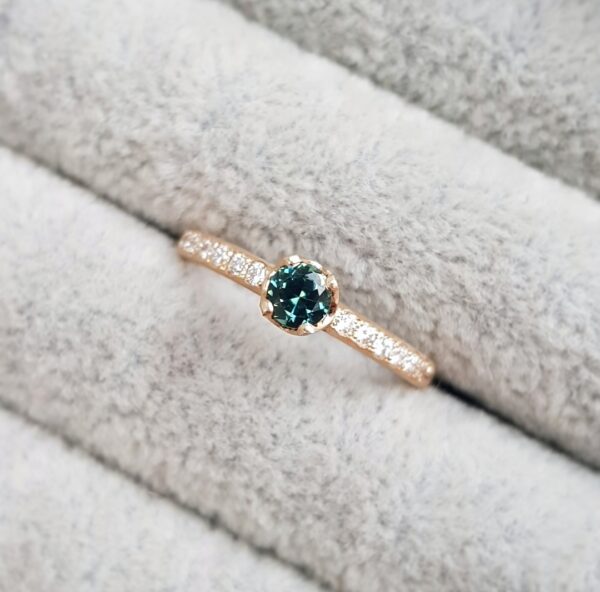 Green-sapphire-solitare-claw-cups-pave-diamond-yellow-gold-engagement-ring-clifton-rocks-bristol