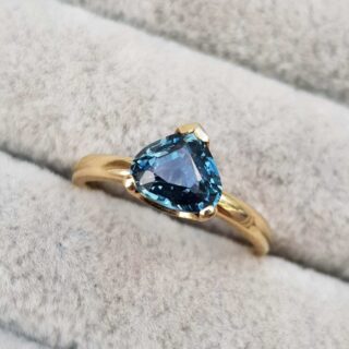 Teal-Pear-Sapphire-Blue-Engagement-Ring-Claw-Cups