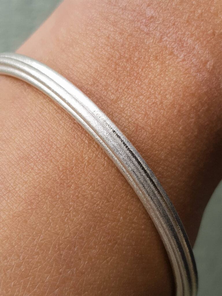 Minimalist-Silver-Bangle-Clifton-Rocks_Bangleb_2-Clifton-Rocks