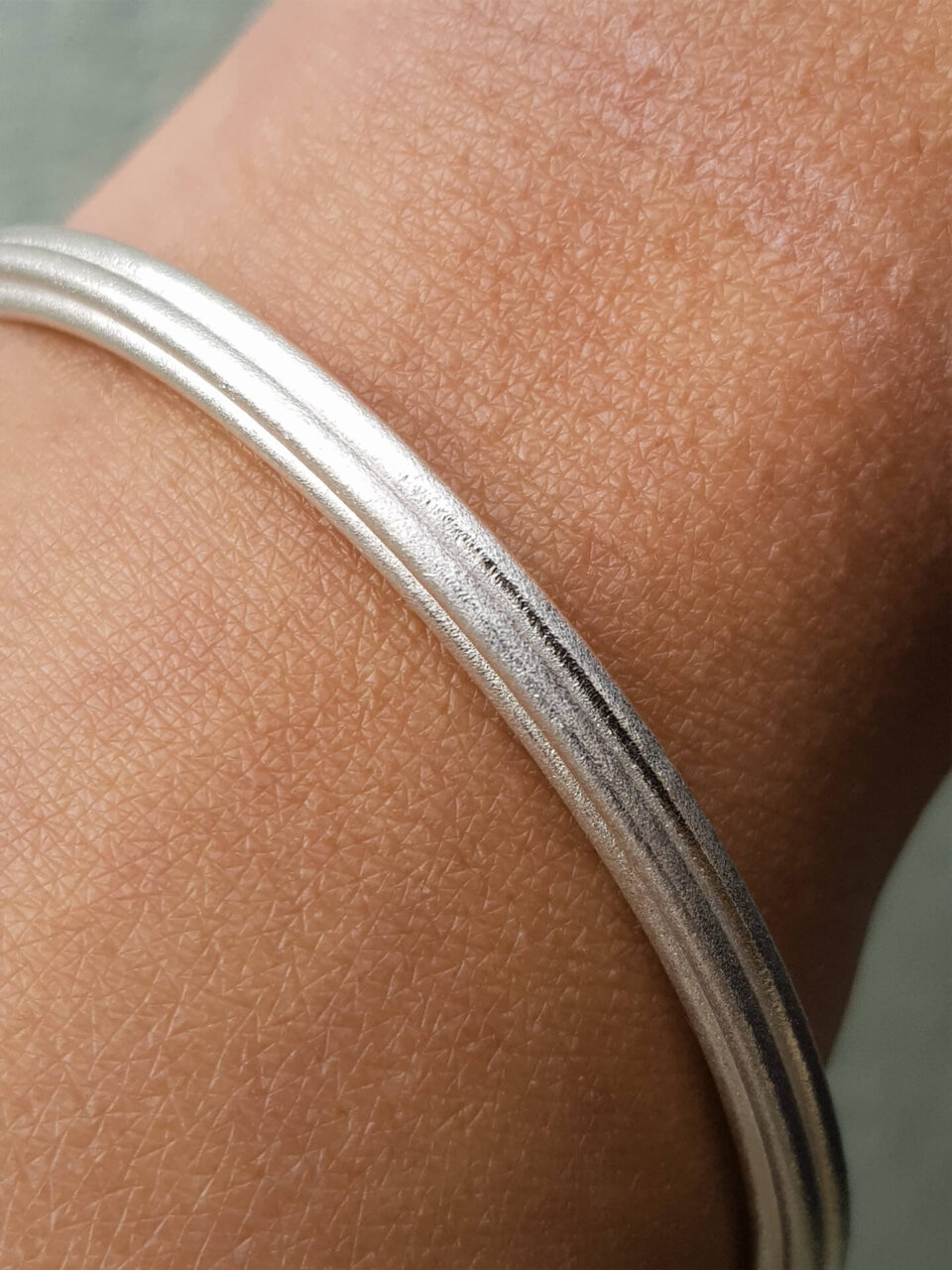 Minimalist-Silver-Bangle-Clifton-Rocks_Bangleb_2-Clifton-Rocks