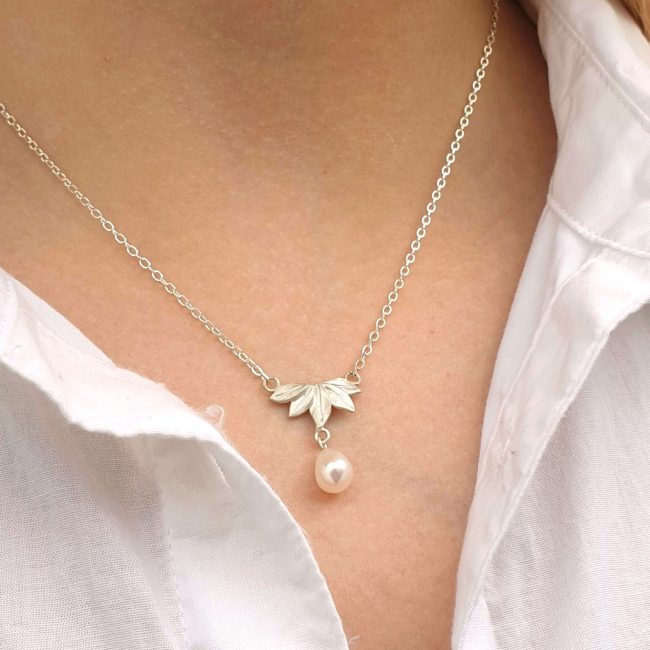 Silver Leaf Fan Pearl Necklace